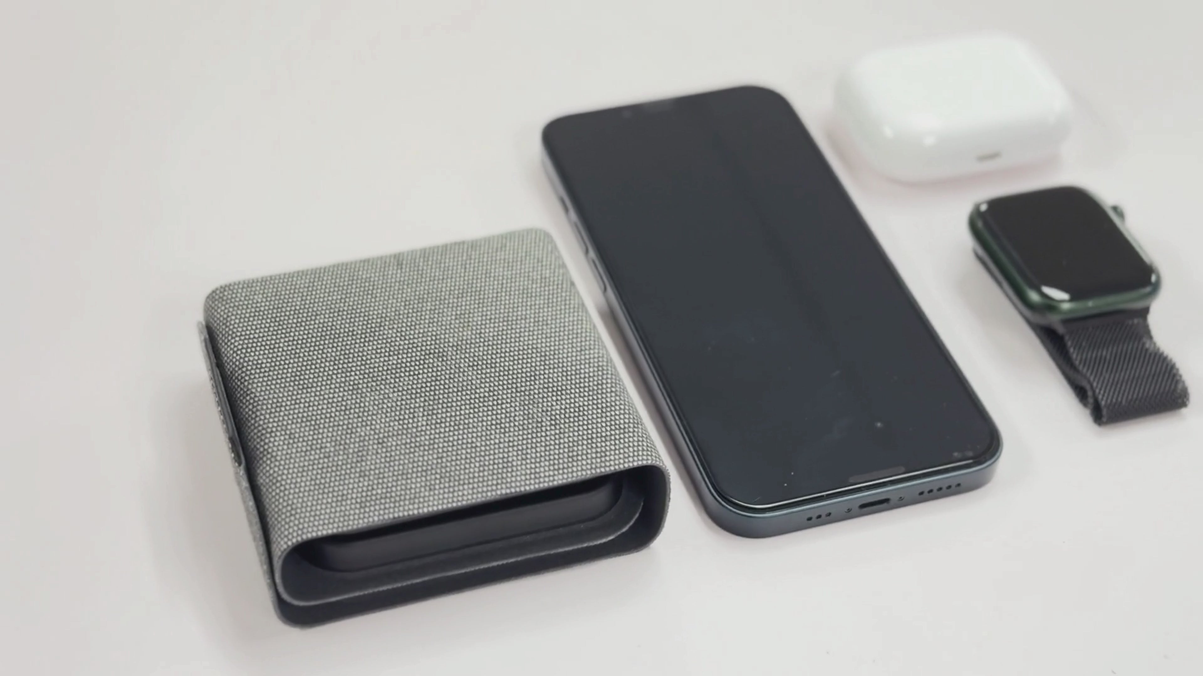 Esoulk 3-In-1 Folding Wireless Charger |  Charging of Phones, Earpods and Smart Watches.