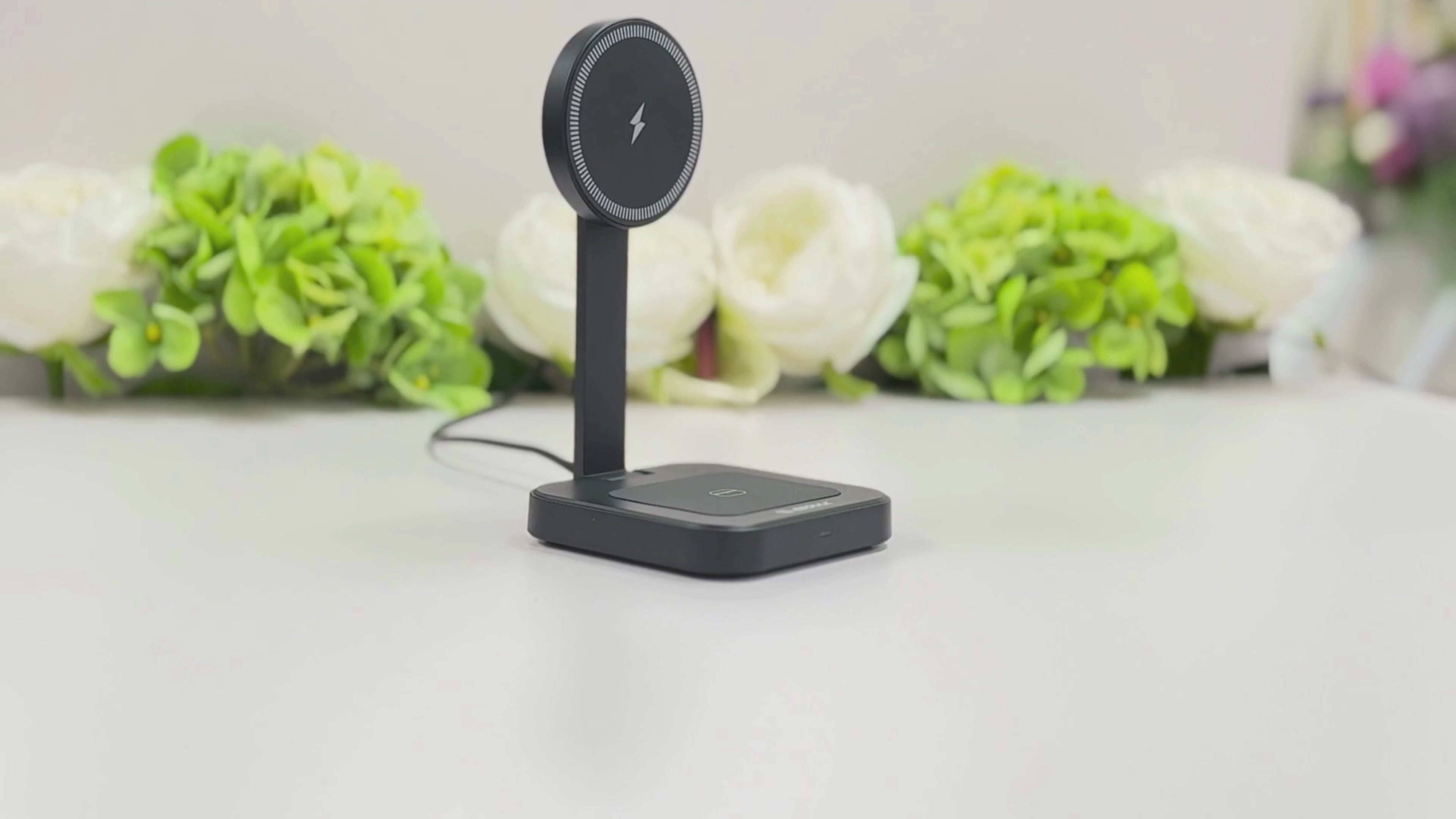 Esoulk 2-in-1 Foldable Magnetic Wireless Charger for phone and earbuds.